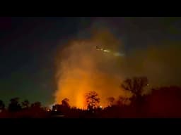 Helicopter firefighters battle wildfire in Ventura, California