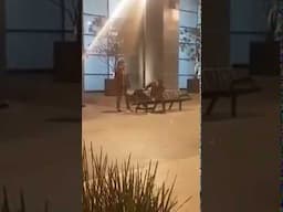 Mujer agr3de a discapacitado en plena calle (según las femin4zis, varones son privilegiados).