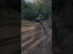 Practicar el equilibrio en ciclismo de montaña. Técnica de conducción fundamental