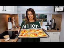 Mini Pizza mit Pesto und frischen Jalapenos