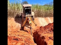 Teve que escalar o barranco para continuar o serviço!