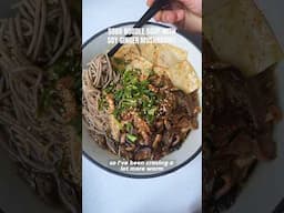 a warm & comforting  soba noodle soup with soy ginger mushrooms! 🍜