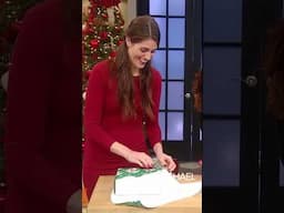 Rachael Ray’s having a hard time wrapping a present #shorts