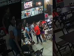 PM de folga salva idosa engasgada em restaurante; assista