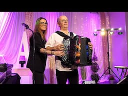 Nicolas GRANDFILS et sa chanteuse Edith. Medley 1 aux Arcades de Barjavelle.