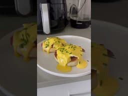 Egg Benedict 🤭🤤 #eggbenedict #breakfast #breakfastrecipe #youtubecreatorcommunity