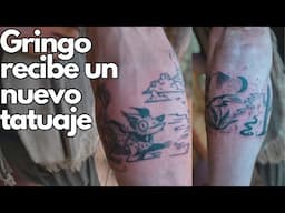 Gringo recibe un nuevo tatuaje estilo mexicano