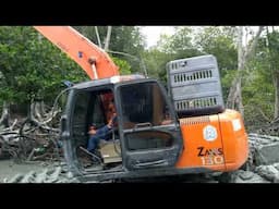 AMFIBIA EXCAVATOR HITACHI ZAXIS 130 TERSANGKUT KELEBOQ LEMBIK LIAT JETI NELAYAN