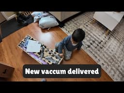 Avyukt helping unbox this new vaccum cleaner!! Bissell Cleanview XR #Unboxing #testingvaccum