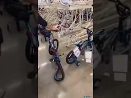 🚲💥 ¡Joven intenta montar una BMX de niño y destroza la rueda! 😂