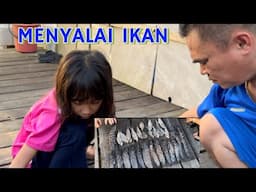 Sis Lundun Membantu Siang Ikan Yang Nak Di Salai // Atok Berkongsi Rezeki Di Ruai😂