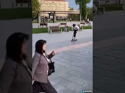 🛴💥 ¡Joven en patinete termina en el suelo! 😂🤦‍♂️