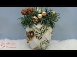 Dennenappel kerst ornament met gevouwen lint.