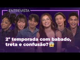 COM CARINHO KITTY: Elenco fala de confusões da 2ª temporada, bastidores e vontade de vir ao Brasil