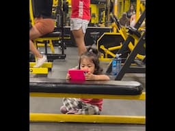 What an adorable gym creep! 😂