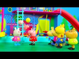 Peppa Pig Goes to the Bouncy Ball Birthday! 🐷 🎾 Toy Adventures With Peppa Pig