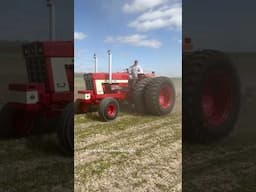 V8 INTERNATIONAL 1468 Tractor Plowing #bigtractorpower