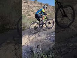 Intentos de ascenso de sendero con mucho peralte y roca madre en ciclismo de montaña