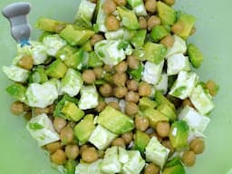 Recette de salade de pois chiches, avocat, féta