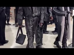 Gazo arrive au défilé Rick Owens à la Fashion Week de Paris