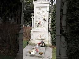 Visiting Schubert's and Beethoven's grave at the Wiener Zentralfriedhof.