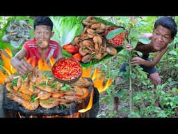 Shrimp eating in jungle, cooking on a rock | Primitive Wildlife