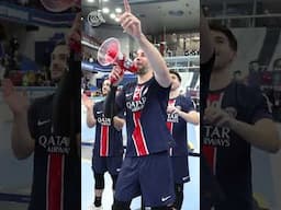 Luka Karabatic lance un chant de Noël avec les Ultras #Handball #PSGHand #Paris #Sport #christmas