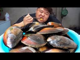 Monkey brother got more than 30 kilograms of fresh river clams, delicious but too hard to chew!