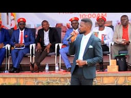 Bobi Wine asisinkanye abesimbyewo e Kawempe. Bavuganyiza mu debate