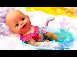 Bathtime for the baby doll! Washing and dressing the baby doll. Evening routine with dolls and toys.