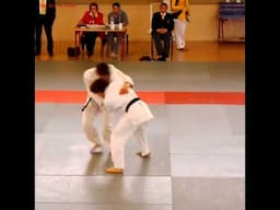 Pierre Paulin fait un ippon spécial en contrôlant le haut du corps #judo