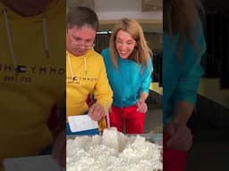 😂 Surpriză în TORT din FĂINĂ 🥚 Cut the FLOUR CHALLENGE #shorts