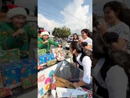 Vendiendo Regalos de Navidad a $1 en la Calle 🎁