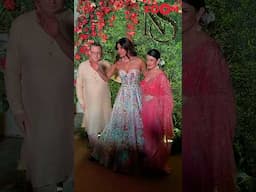 Priyanka Chopra GUIDES Nick Jonas' parents to pose for paps at her brother's Mehndi 🤩 #shorts