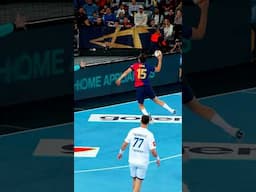 How to trick a GK 🥶🧠 #håndbold #handball #clm #ehfcl