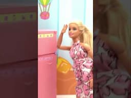 Cosa sta facendo Barbie con le cose di Teresa? #barbie #bambola #giochiperragazze