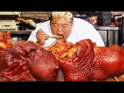 Monkey uses a large vat to ”stew pork elbows” and eats them. They are fat but not greasy!