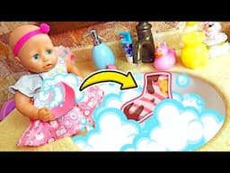 Annabell's clothes are dirty! Baby Annabell doll is coloring in the coloring book & washing clothes.