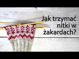 Wzory żakardowe na drutach. Jak trzymać nitki?