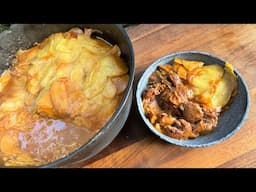 Schmorbäckchen mit Kartoffelgratin aus dem Dutch Oven - One Pot Gericht