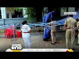 SFIയുടെ സമരപ്പന്തൽ പൊളിച്ചുമാറ്റി, പ്രതിഷേധിച്ച പ്രവർത്തകരെ അറസ്റ്റ് ചെയ്ത് നീക്കി