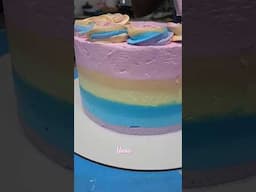 Decorando torta para cake smash, este es un pastel de banano con relleno de compota de banano