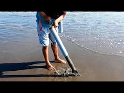 Hombre Perfora la Playa con un Tubo y Encuentra Crustáceos Ocultos