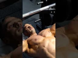 Barbell Press for #chestday with trainer Alessandro Cavagnola