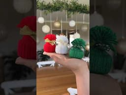 Transform yarn and toilet paper rolls into these cozy little winter bobble hats! 🧑‍🎄🌲