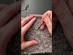 Come riprendere le maglie sulla spalla #knitting #magliaferri #knit #filati