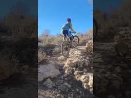 Practicando ascenso de sendero con dificultad técnica media en ciclismo de montaña