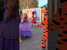 Disneyland Paris, Suzy and Perla surprise Tigre! Hook is not pleased! Disney Stars on Parade