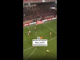 Raum schießt Ball auf das Stadiondach 😳😂