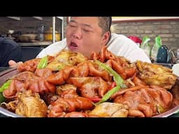 6 pounds of smoked pig intestines, monkey brother with green onions to eat